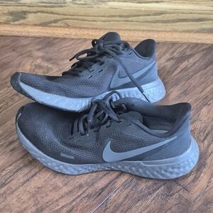 Nike Women's Revolution 5 Black And Grey Running Shoes